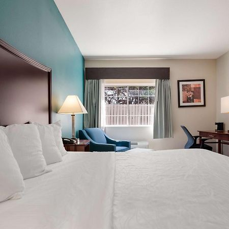 Surestay Plus Hotel By Best Western Topeka Esterno foto