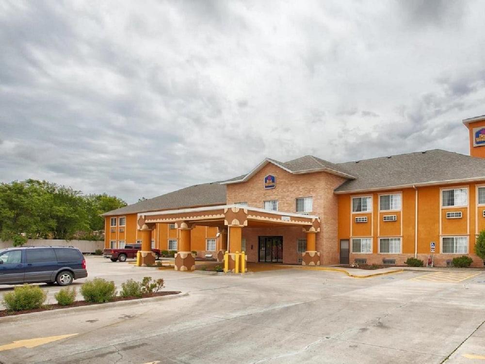 Surestay Plus Hotel By Best Western Topeka Esterno foto