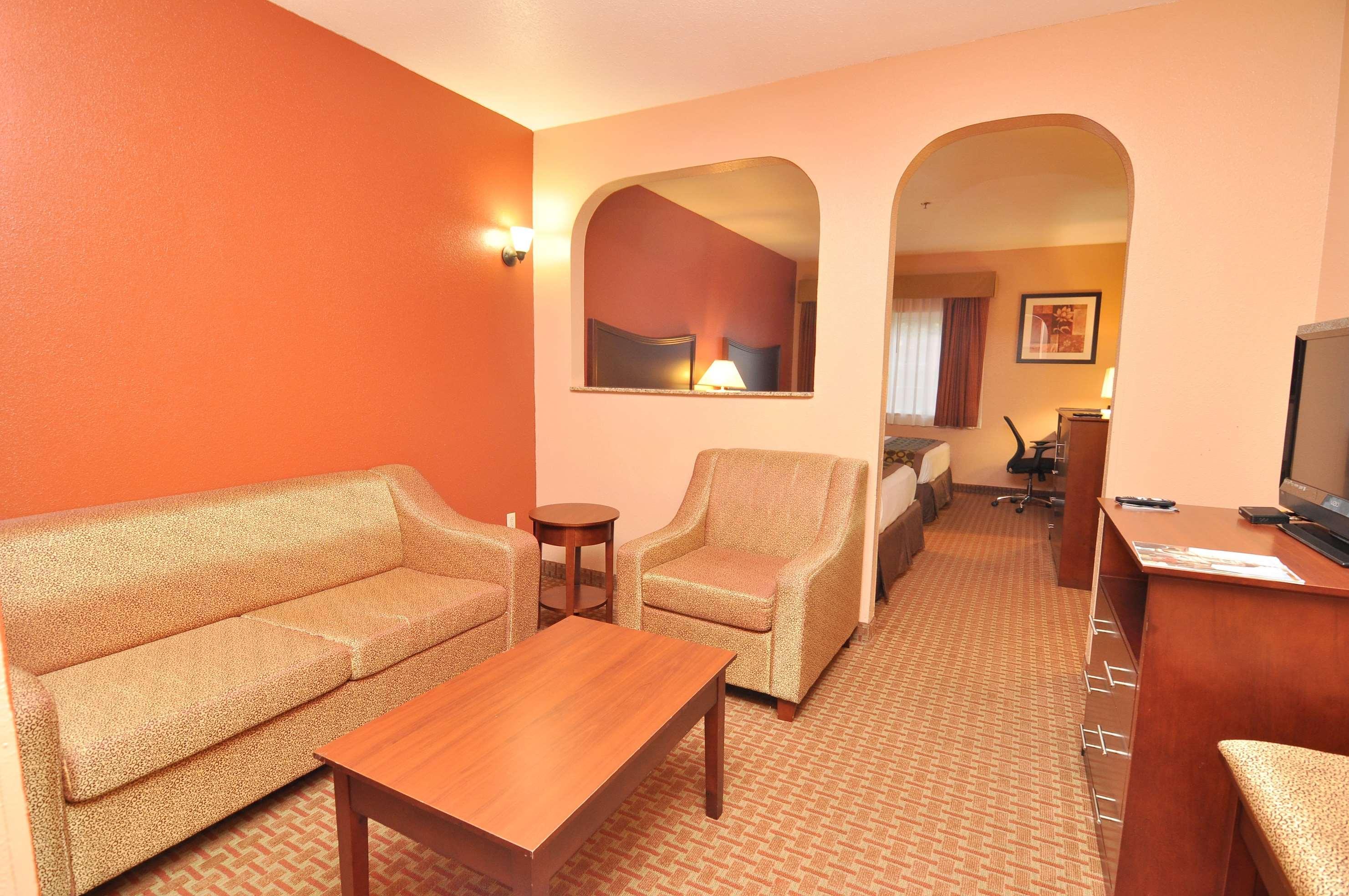 Surestay Plus Hotel By Best Western Topeka Esterno foto