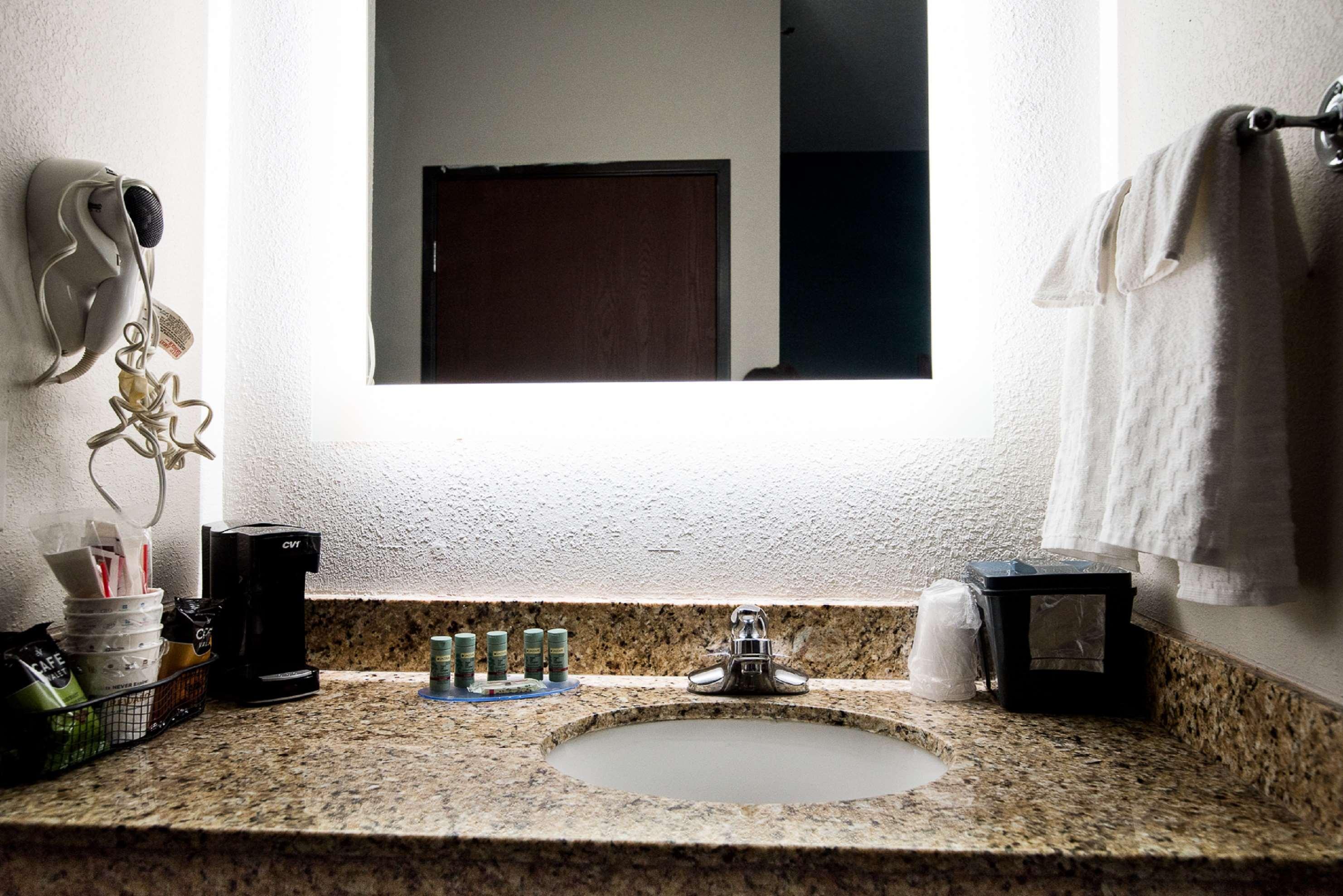 Surestay Plus Hotel By Best Western Topeka Esterno foto