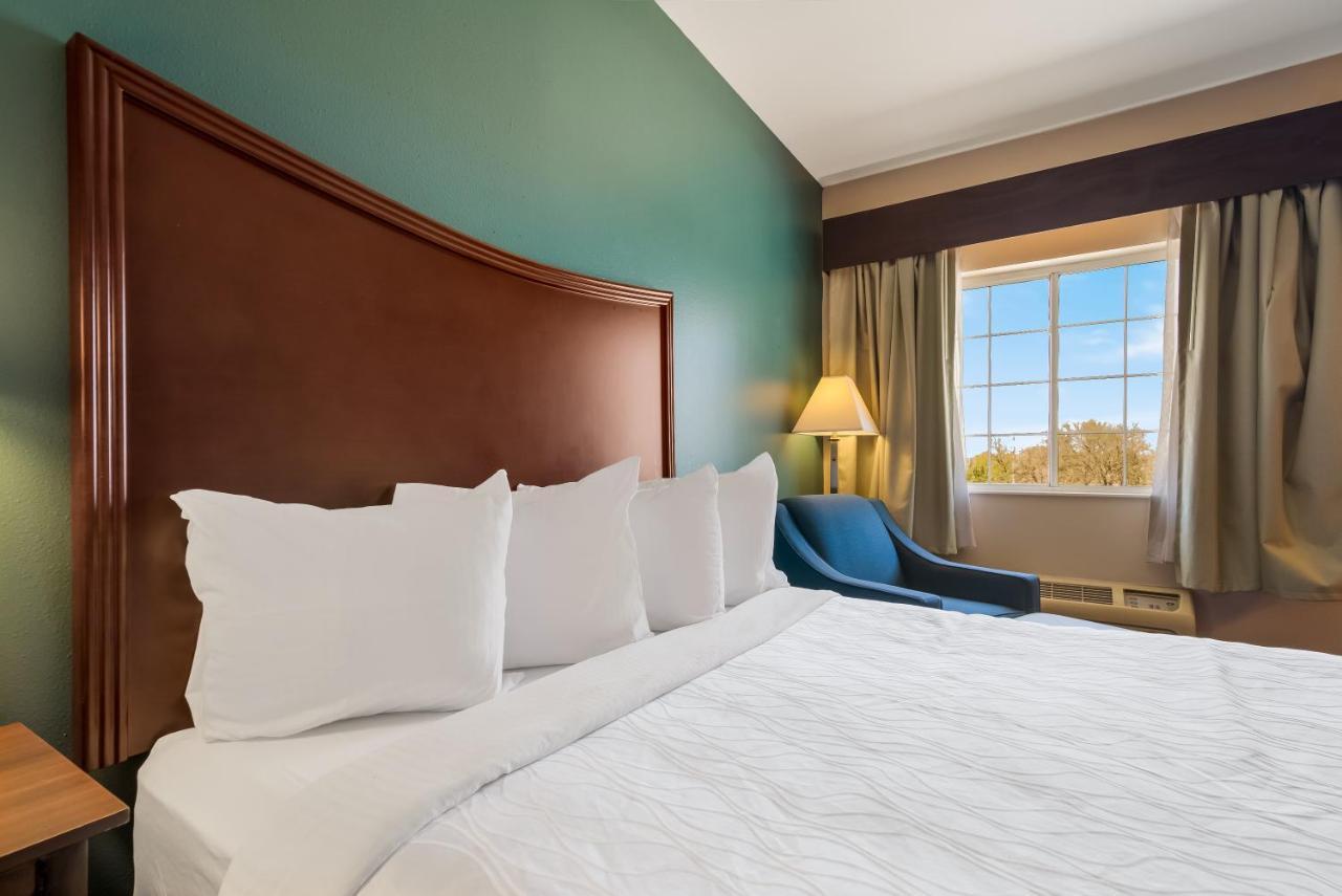 Surestay Plus Hotel By Best Western Topeka Esterno foto