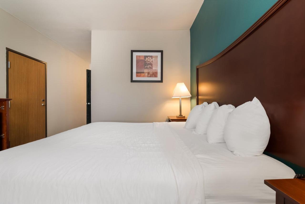 Surestay Plus Hotel By Best Western Topeka Esterno foto