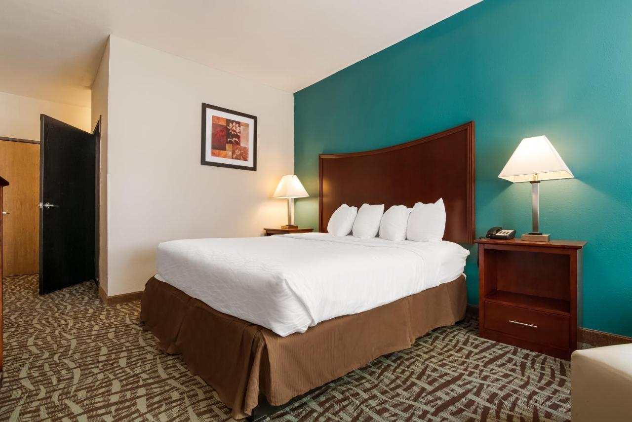 Surestay Plus Hotel By Best Western Topeka Esterno foto