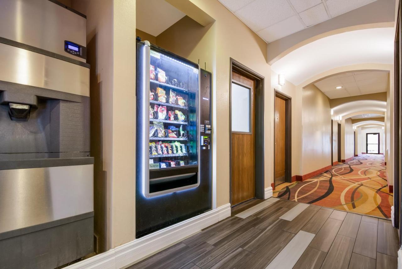 Surestay Plus Hotel By Best Western Topeka Esterno foto
