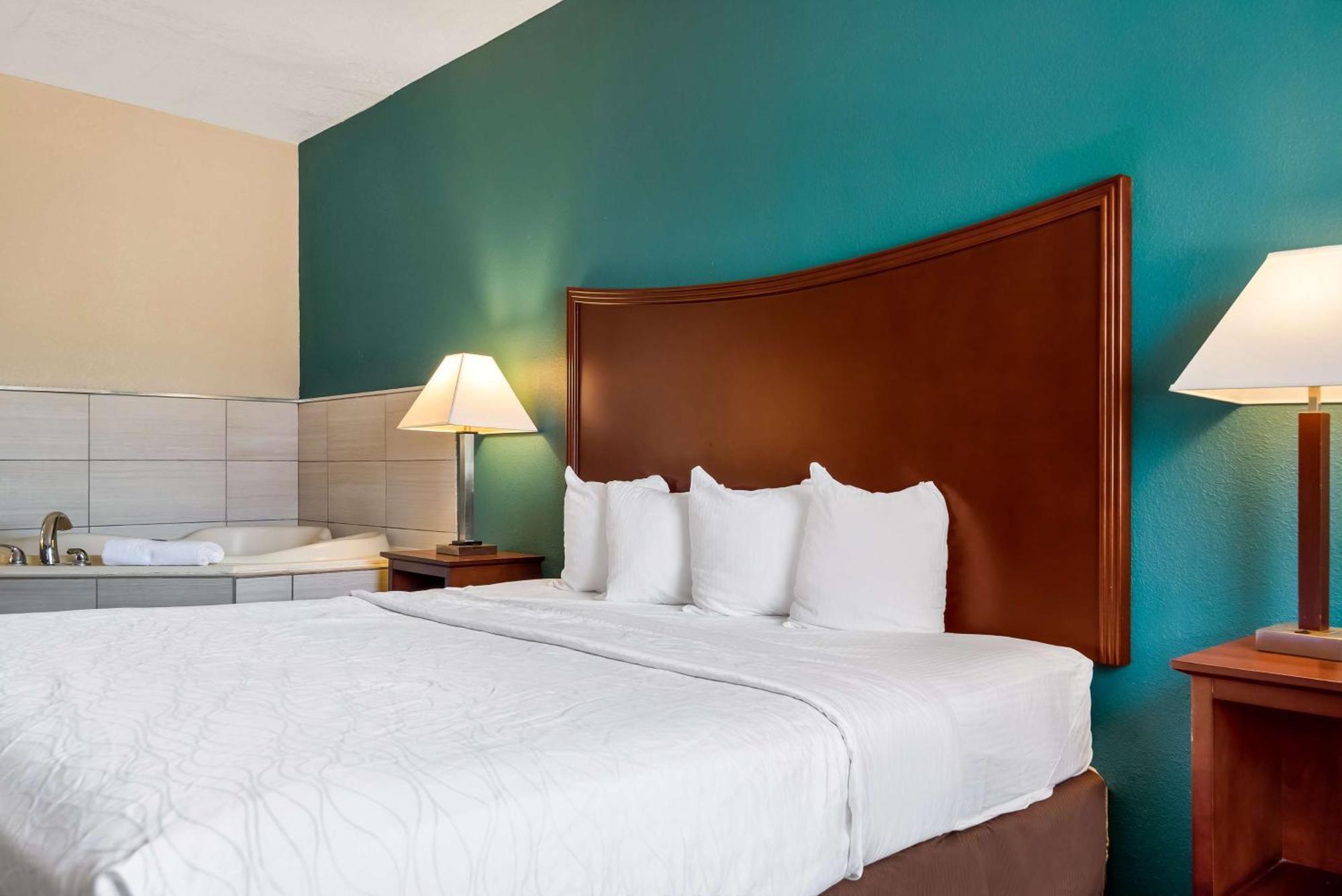 Surestay Plus Hotel By Best Western Topeka Esterno foto