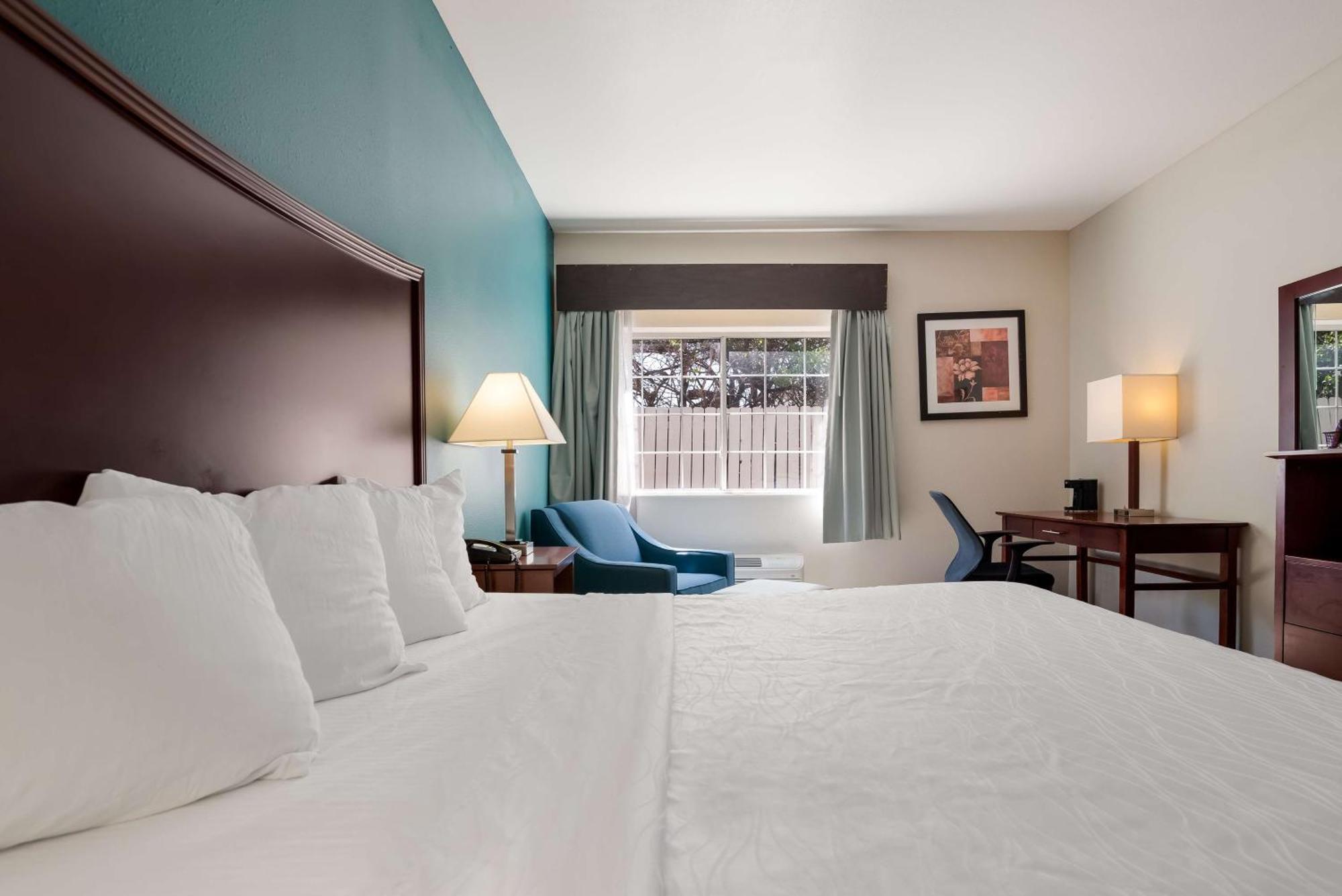 Surestay Plus Hotel By Best Western Topeka Esterno foto
