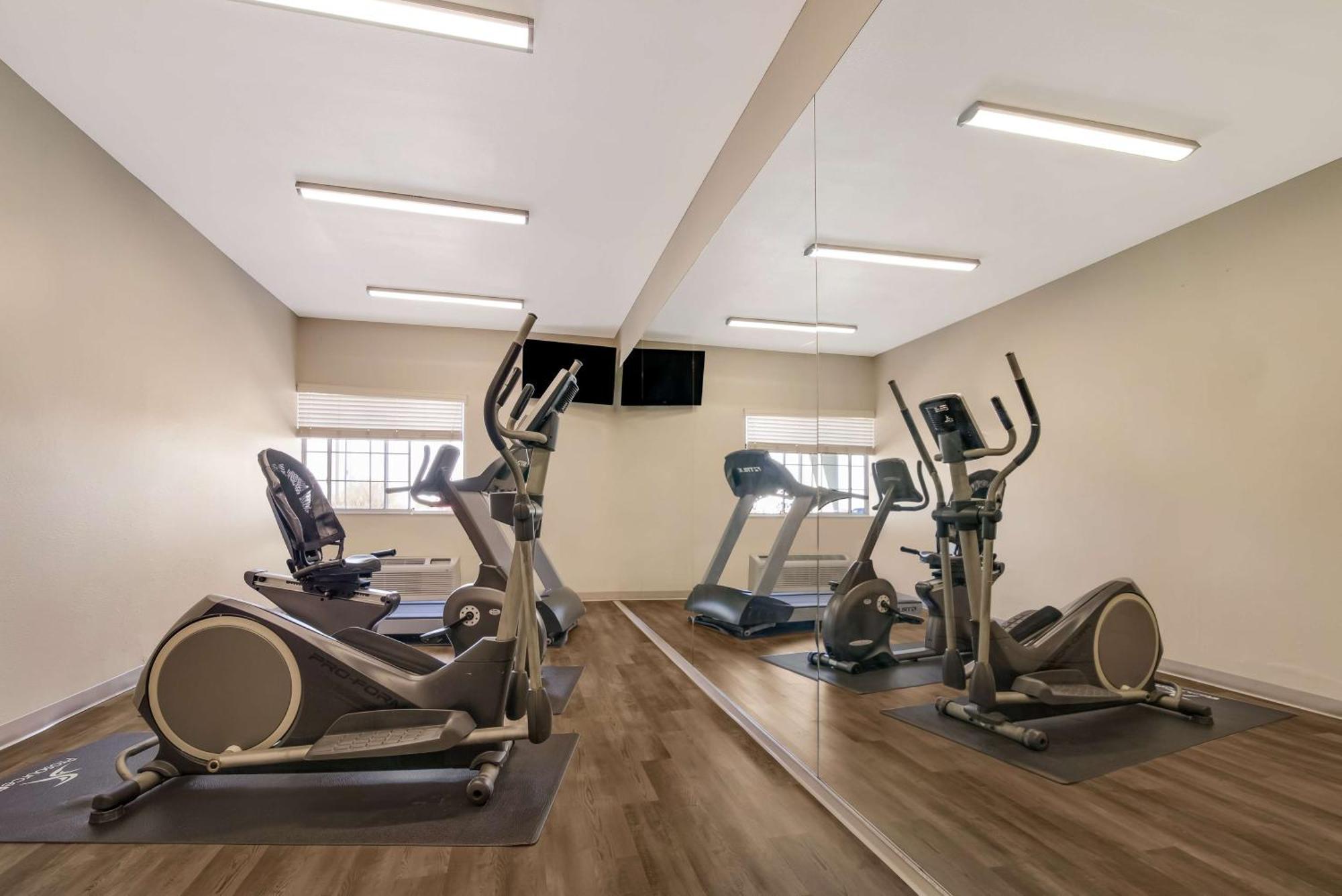 Surestay Plus Hotel By Best Western Topeka Esterno foto