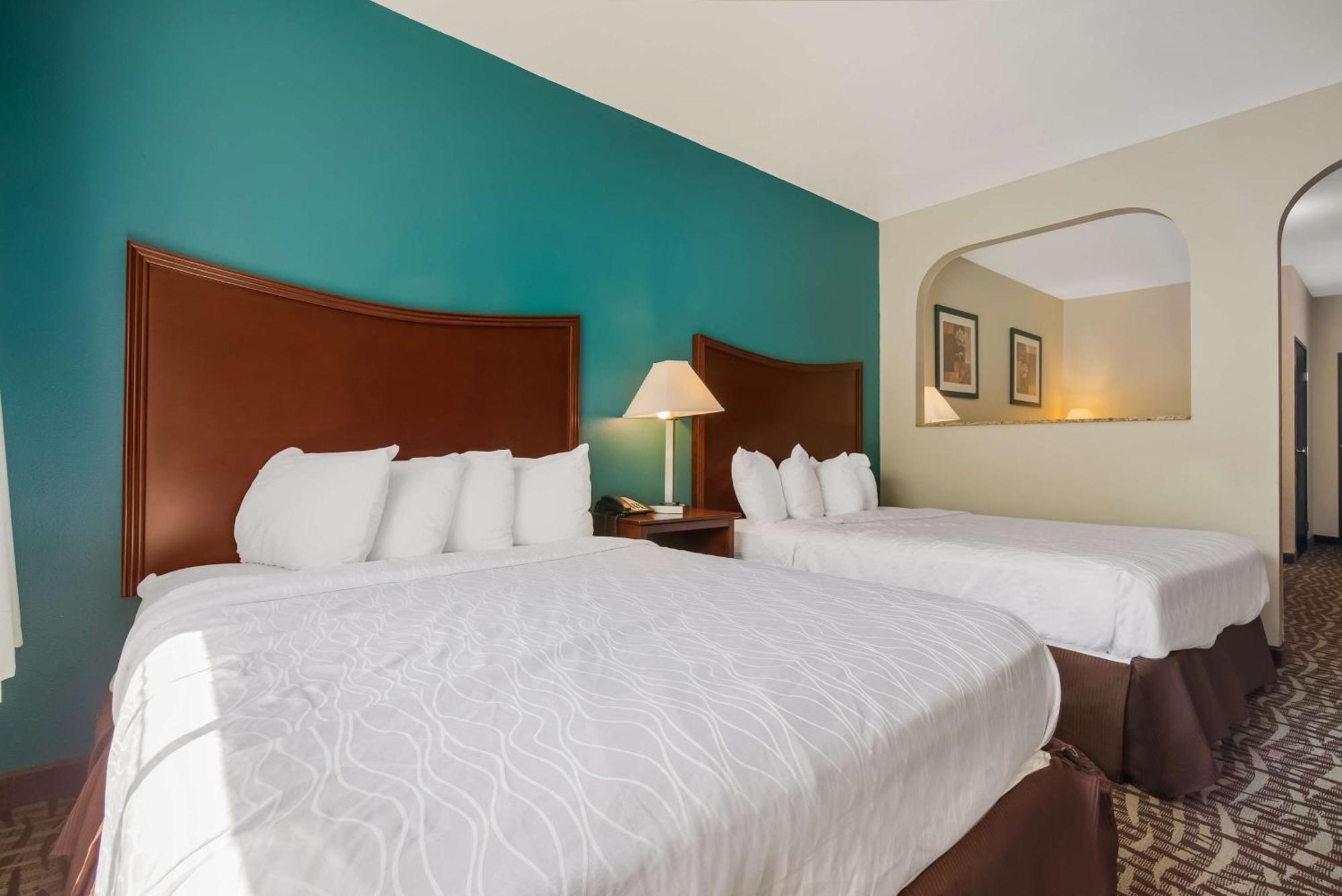 Surestay Plus Hotel By Best Western Topeka Esterno foto