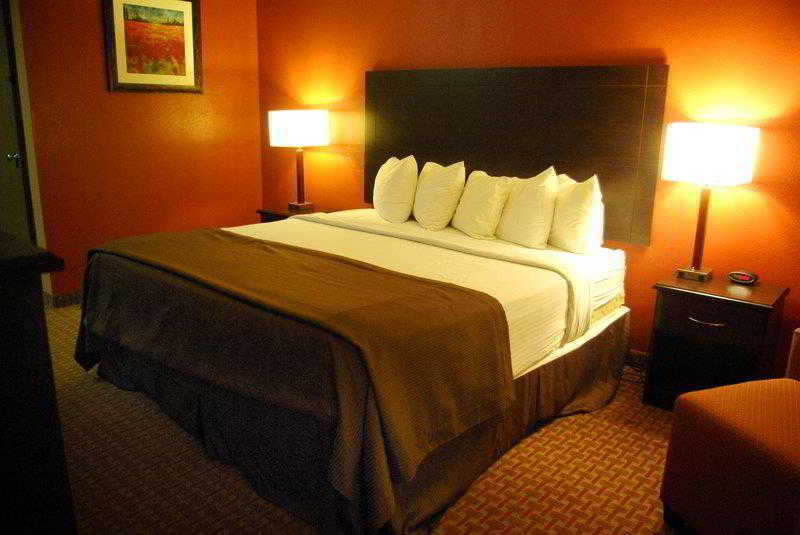 Surestay Plus Hotel By Best Western Topeka Esterno foto